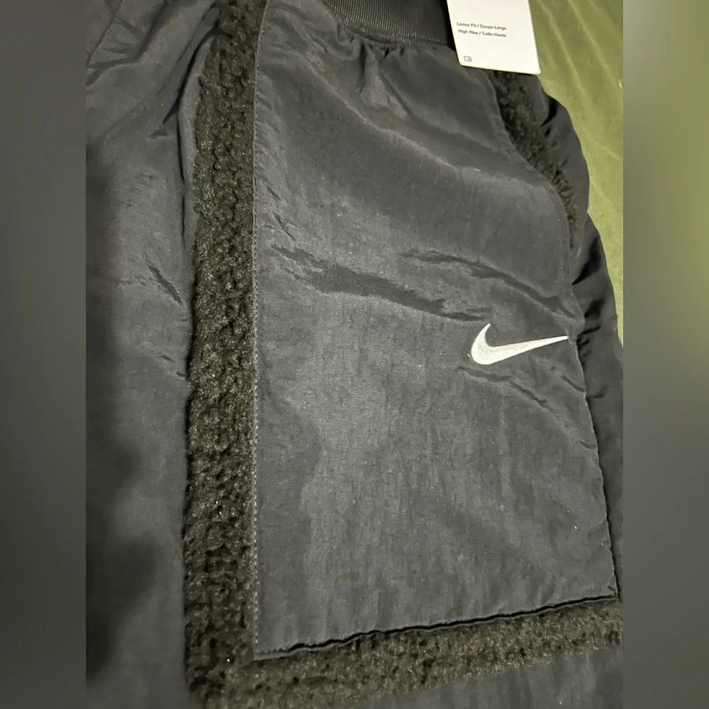 Nike Women's
Sportswear Essential
Woven High Rise Pants size small - Picture 9 of 9